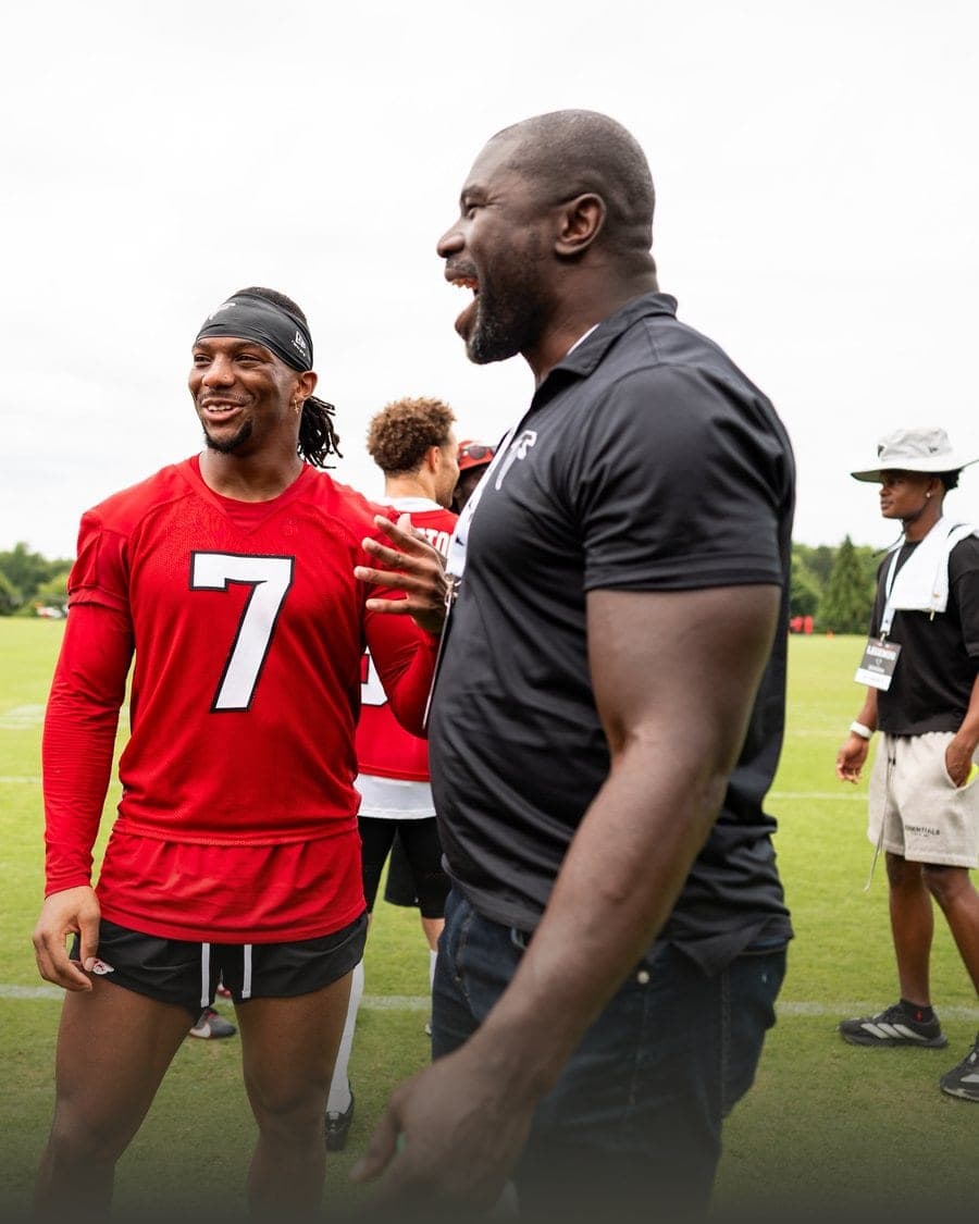 Ovie Mughelli with Atlanta Falcons running back Bijan Robinson (#7) on the field